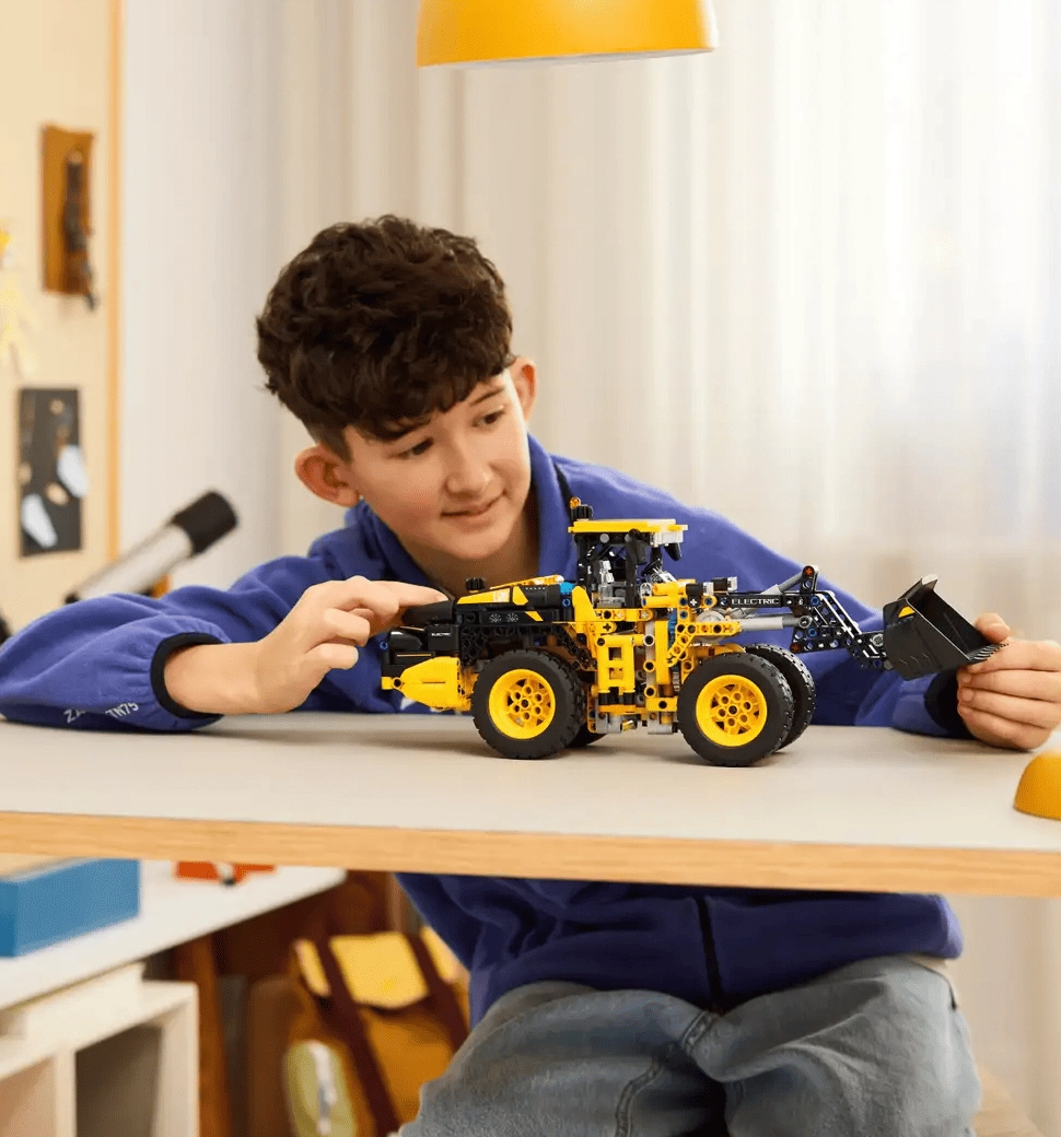 LEGO Technic Колісний навантажувач Volvo L120 Electric (42209) (коробка погана)