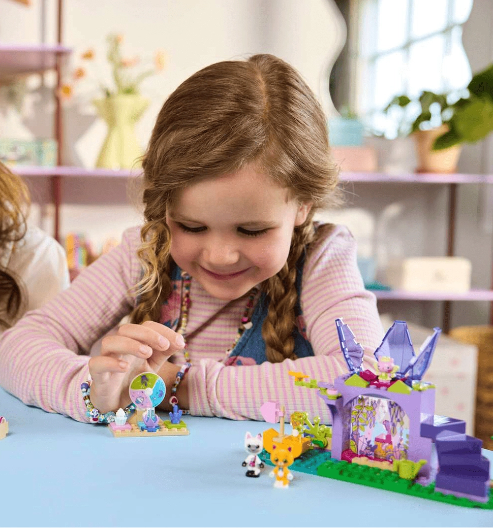 Конструктор LEGO Gabby's Dollhouse Гора солодощів і сад Кітті