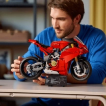 Конструктор LEGO Technic Мотоцикл Ducati Panigale V4 S