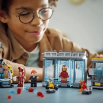Конструктор LEGO Super Heroes Лаборатория Железного Человека: зал доспехов