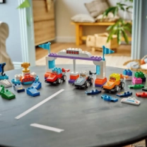 Конструктор LEGO DUPLO Town Автомобили для гонок и пилоты команд Формулы-1