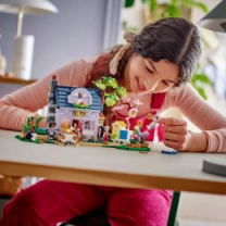 Конструктор LEGO Friends Будиночок і квітник бджолярів
